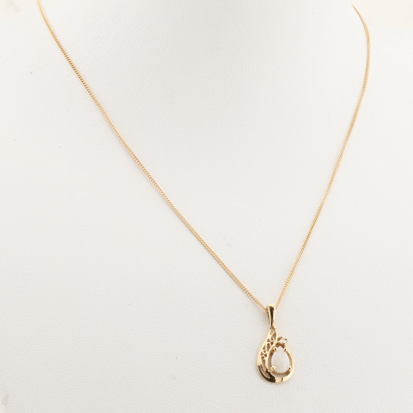 Opal Pendant & Chain